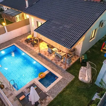 别墅 Ozbi 2-villa With Ootdoor Heated Pool For 4 People In *