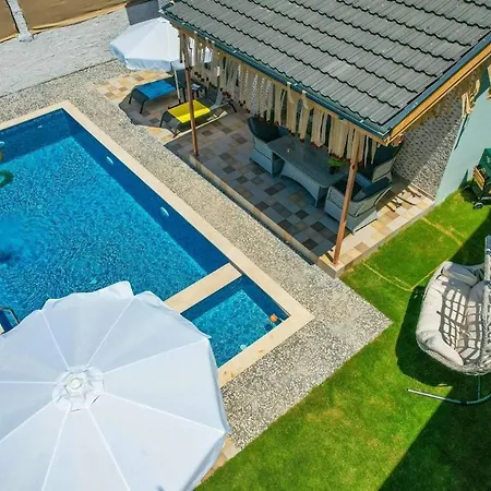 Ozbi 2-villa With Ootdoor Heated Pool For 4 People In וילה