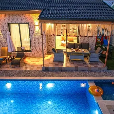 Ozbi 2-villa With Ootdoor Heated Pool For 4 People In וילה פאטהיה