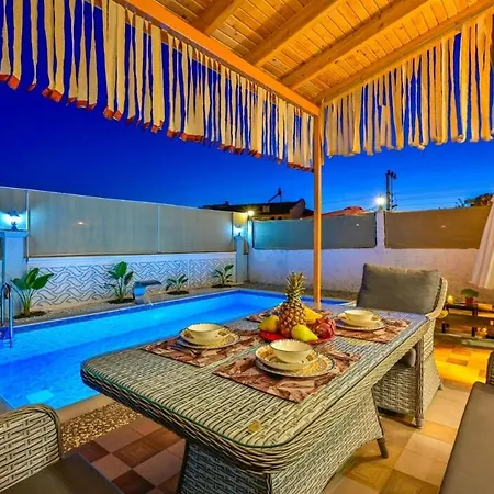 וילה Ozbi 2-villa With Ootdoor Heated Pool For 4 People In *