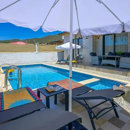 Ozbi 2-villa With Ootdoor Heated Pool For 4 People In וילה