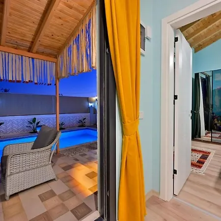 Ozbi 2-villa With Ootdoor Heated Pool For 4 People In